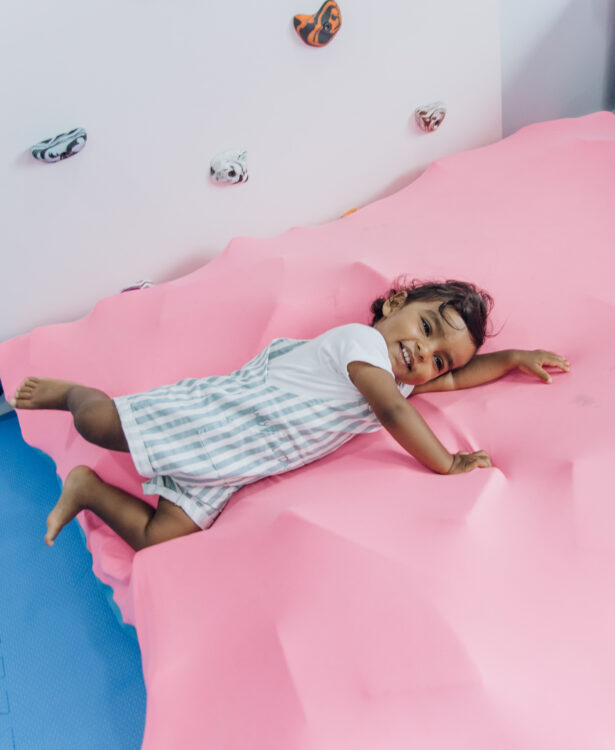 Criança não sabe explicar o que sente? Entenda como as emoções viram comportamento