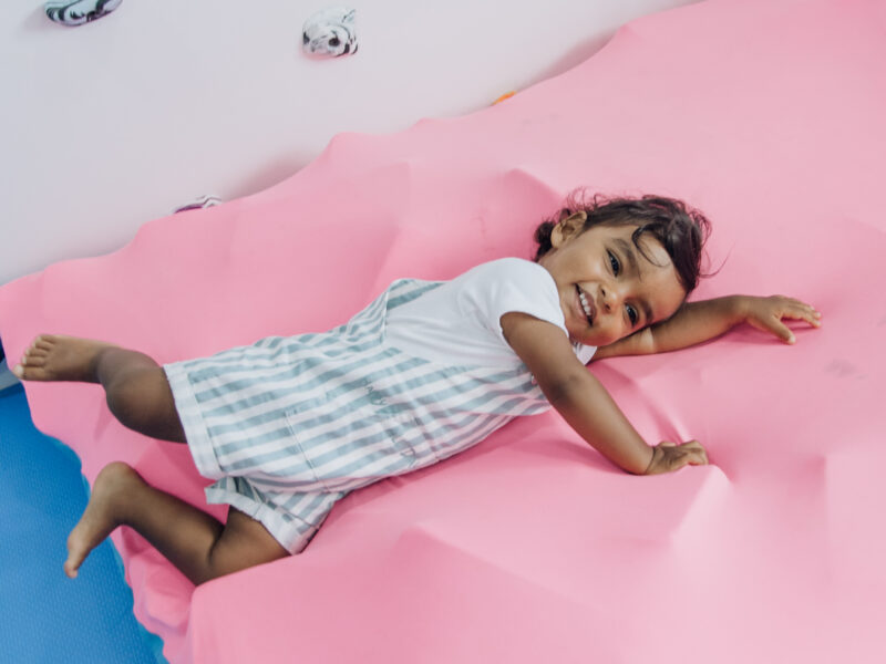 Criança não sabe explicar o que sente? Entenda como as emoções viram comportamento